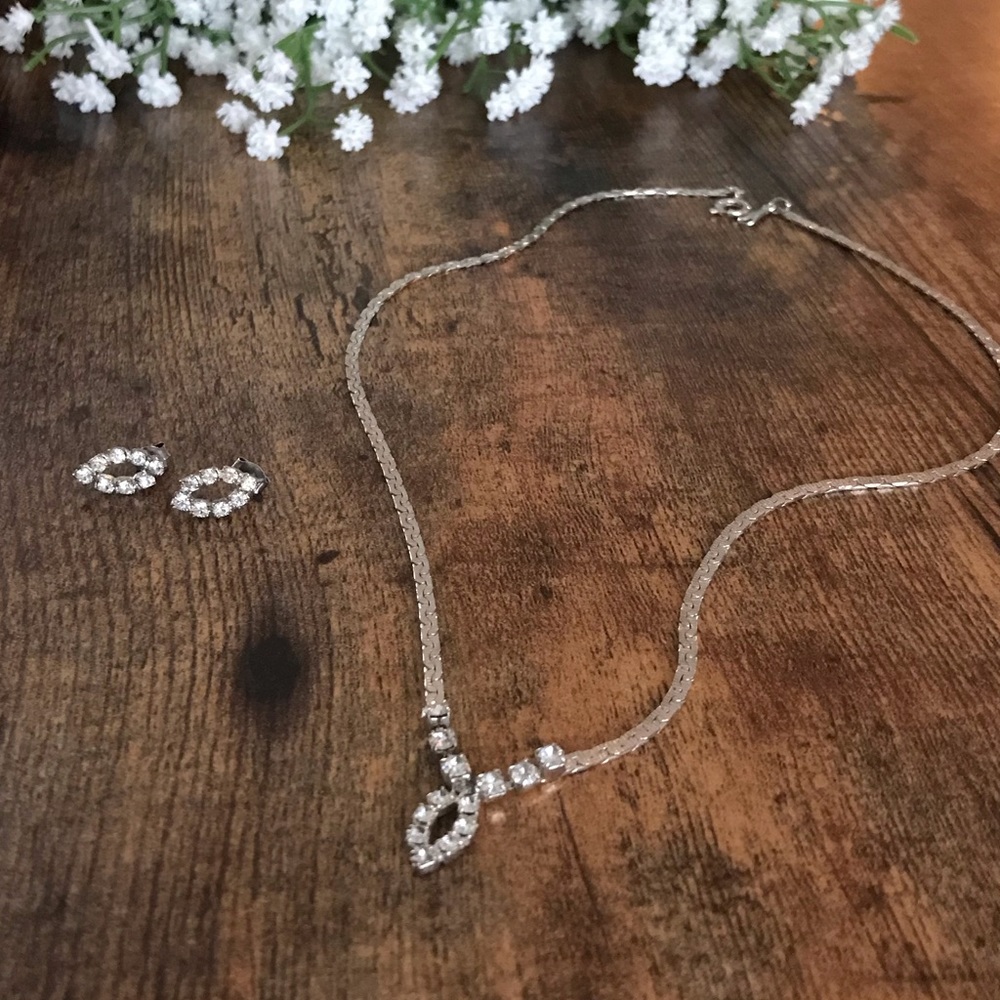 Necklace and earrings set